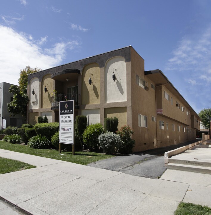 4415 Ventura Canyon Ave in Van Nuys, CA - Foto de edificio