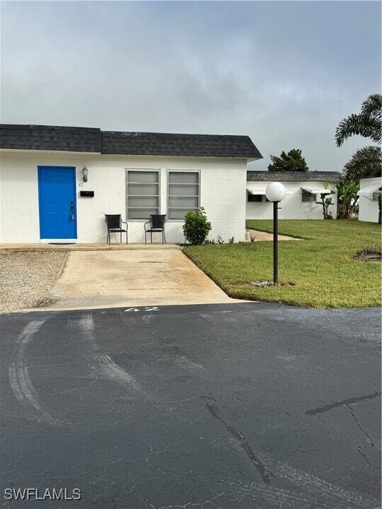 42 Temple Ct in Lehigh Acres, FL - Foto de edificio
