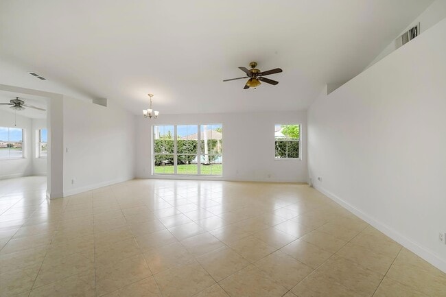 2042 NW 184th Way in Pembroke Pines, FL - Foto de edificio - Building Photo