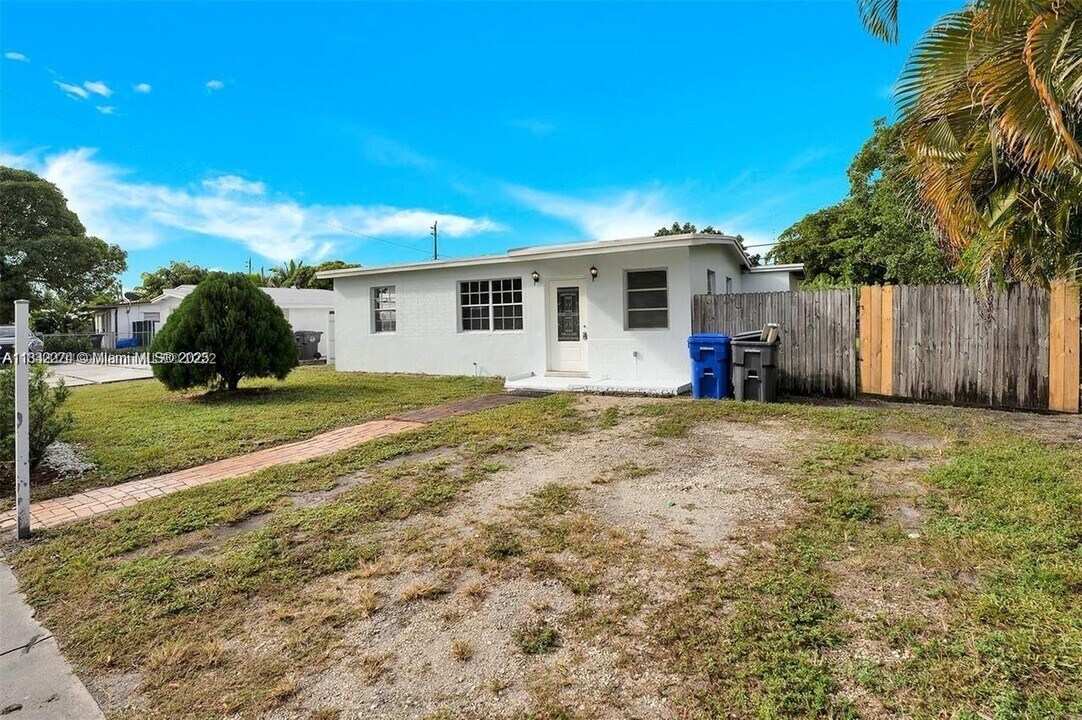 3900 SW 47th Ave in West Park, FL - Building Photo