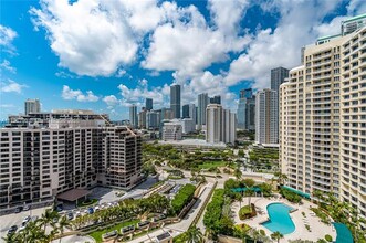 848 Brickell Key Dr, Unit 1903 in Miami, FL - Foto de edificio - Building Photo