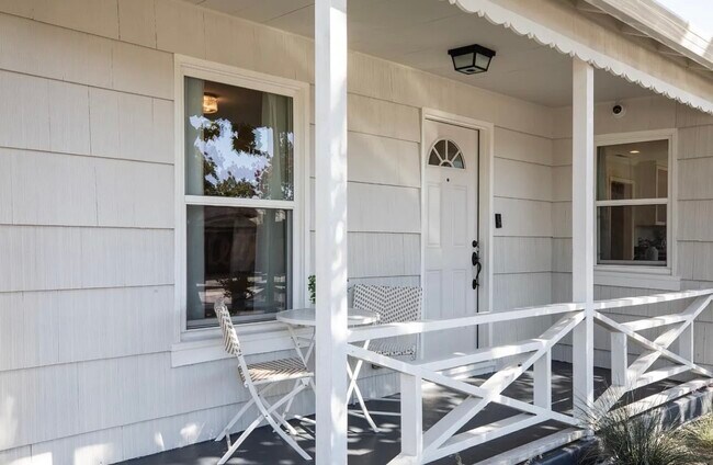 1105 Oak Ave in Redwood City, CA - Building Photo - Building Photo