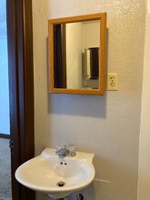 264 College St SE, Unit 3 in Valley City, ND - Foto de edificio - Building Photo