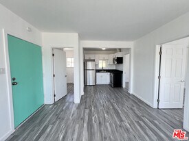 6031 8th Ave in Los Angeles, CA - Building Photo