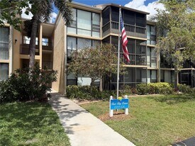 618 Bird Bay Dr S, Unit 110 in Venice, FL - Building Photo