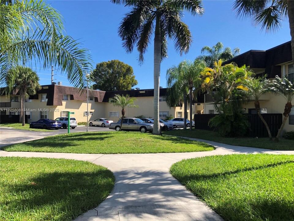 9100 SW 137th Ter in Miami, FL - Building Photo