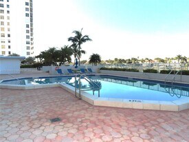 5700 Collins Ave, Unit 4 in Miami Beach, FL - Building Photo