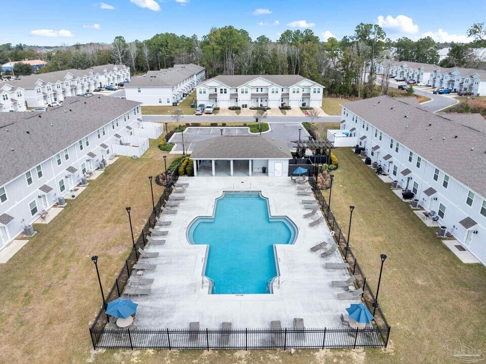 1663 Iroquois Ct in Pensacola, FL - Building Photo
