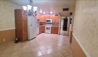 2076 E Bond Dr, Unit 2076 Duplex in West Palm Beach, FL - Building Photo