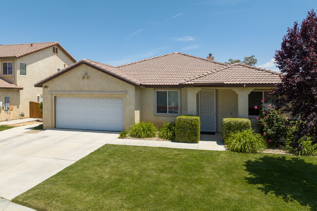 12644 Meadow St in Victorville, CA - Building Photo - Building Photo