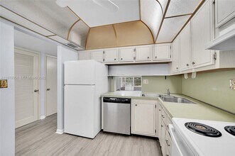 5320 NW 11th St in Lauderhill, FL - Foto de edificio - Building Photo