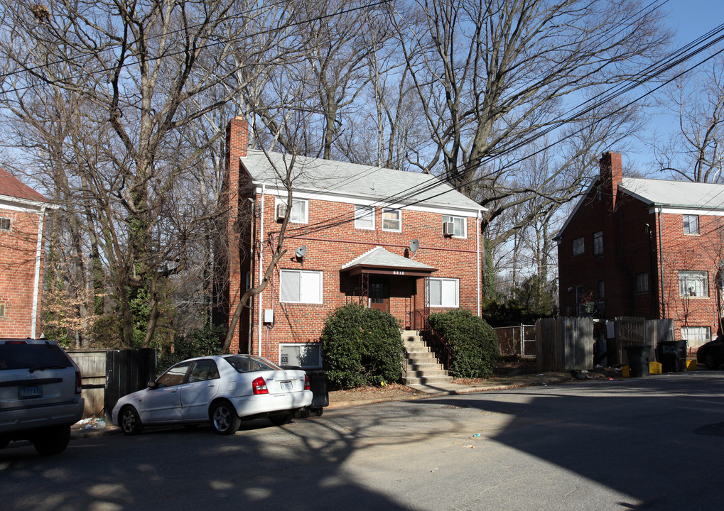 8212 Houston Ct in Takoma Park, MD - Foto de edificio