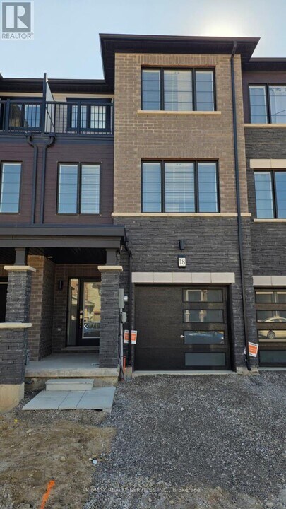 18 Hine Rd in Brantford, ON - Building Photo