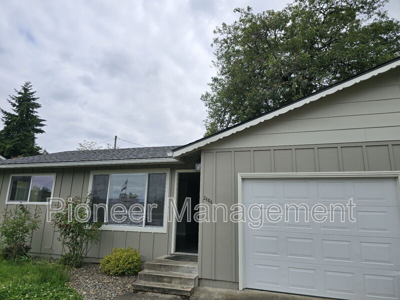 2585 W Bradford Ct in Roseburg, OR - Building Photo
