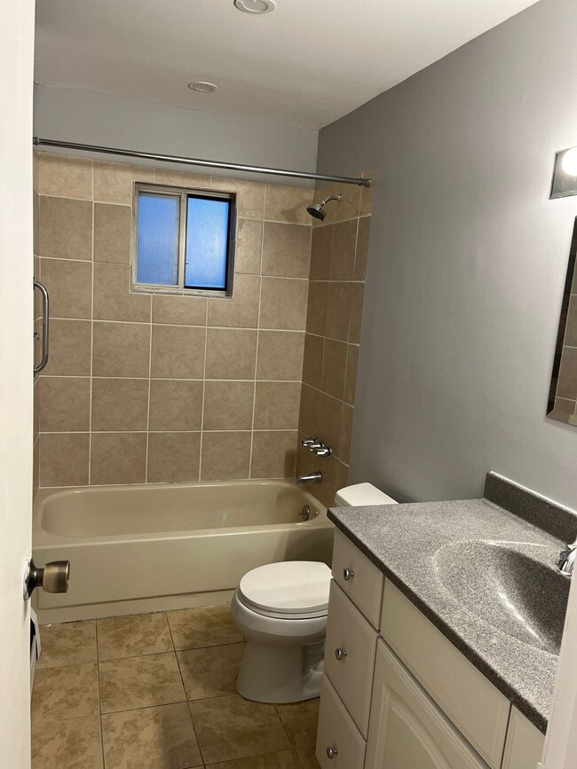33 Country Greens Dr, Unit 2 in Holtsville, NY - Building Photo - Building Photo