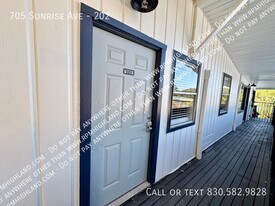 705 Sunrise Ave in Sunrise Beach Village, TX - Building Photo