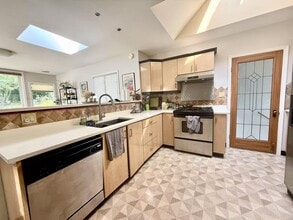 4955 Marine Dr in Burnaby, BC - Building Photo - Building Photo