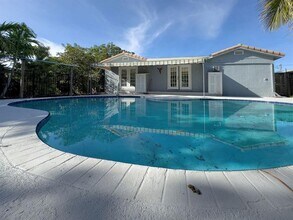 902 NE 34th St in Oakland Park, FL - Building Photo - Building Photo