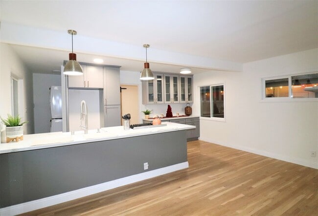 1230 N Hollywood Way