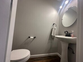 223 Pioneer Dr in Silverton, OR - Building Photo - Building Photo