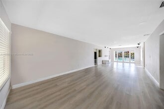 5781 SW 25th St in Miami, FL - Building Photo - Building Photo