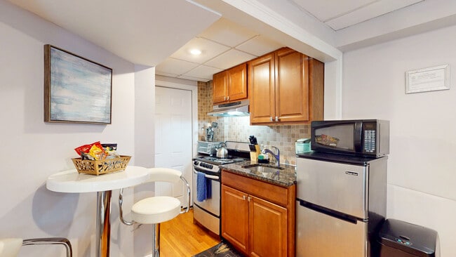 1029 Beacon St in Brookline, MA - Foto de edificio - Building Photo