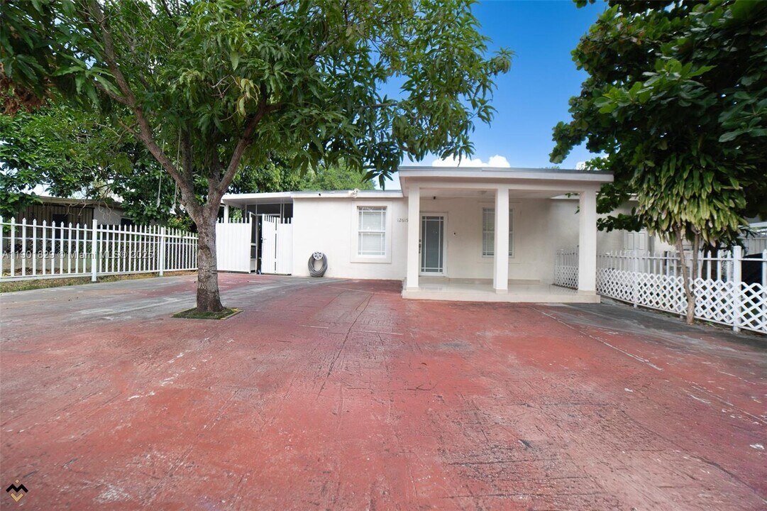 12615 E Randall Park Dr in Miami, FL - Building Photo
