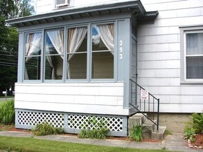 393 Plainville Ave in Farmington, CT - Foto de edificio - Building Photo
