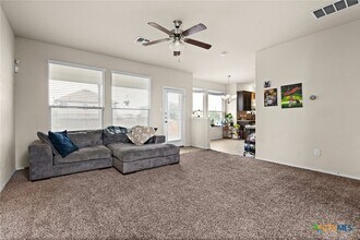 606 Cody James Dr in Killeen, TX - Foto de edificio - Building Photo