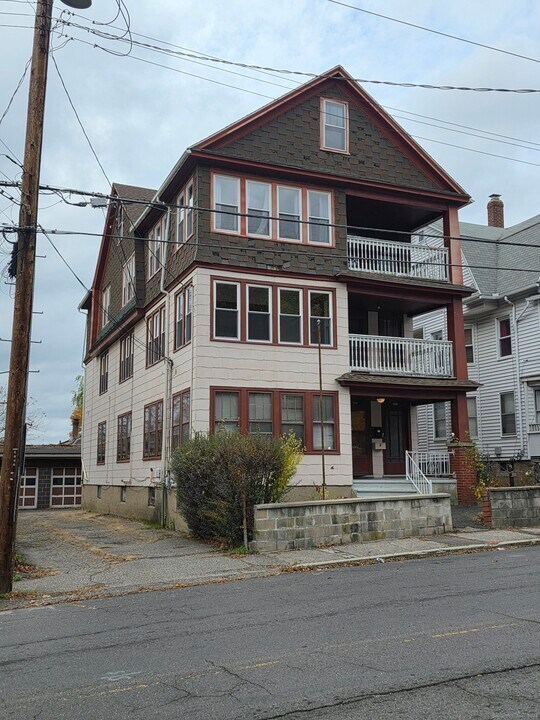 166 Oak St in Waterbury, CT - Building Photo