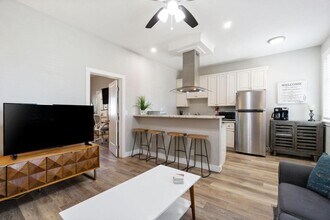 258 N Fulton St, Unit 260 in Fresno, CA - Foto de edificio - Building Photo