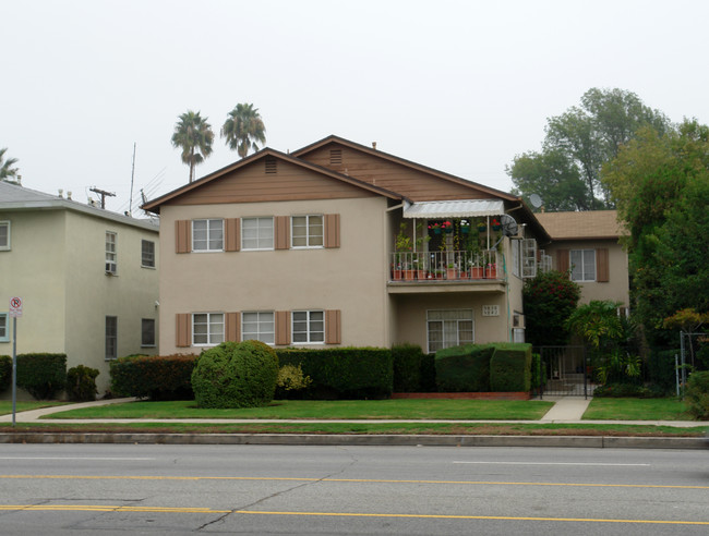 5838-5842 Woodman Ave in Van Nuys, CA - Building Photo - Building Photo