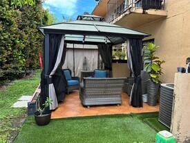 6858 NW 173rd Dr in Hialeah, FL - Building Photo