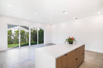 4610 Franklin Ave in Los Angeles, CA - Foto de edificio - Building Photo