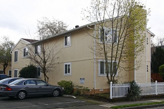 West Tabor in Portland, OR - Foto de edificio - Building Photo