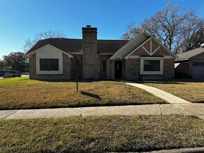 330 Maybrook Dr in Houston, TX - Building Photo - Building Photo