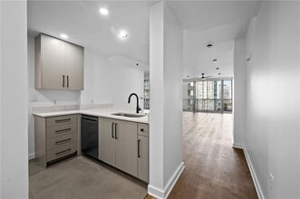 3338 Peachtree Rd in Atlanta, GA - Building Photo - Building Photo