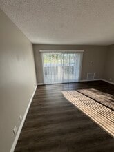 The Courtyard Apartments 150 S San Jacinto St., Hemet in Hemet, CA - Foto de edificio - Building Photo