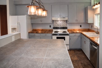 218 Hillside Dr in West Jefferson, NC - Building Photo - Building Photo