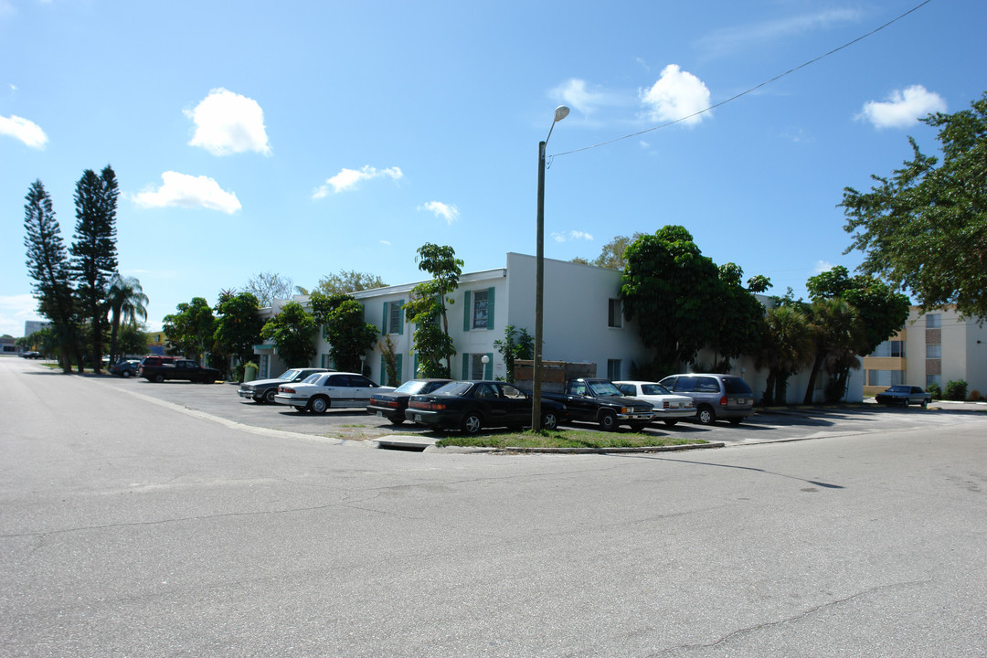 Lee Plaza Apartments in St. Petersburg, FL - Building Photo