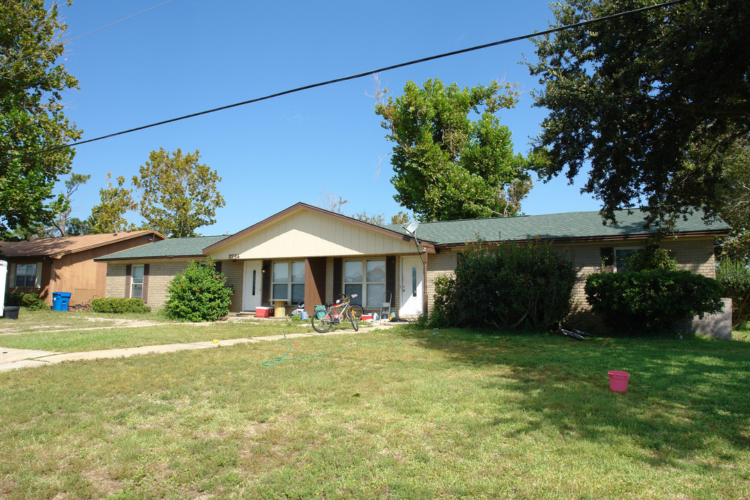 3254 Santa Rosa Dr in Gulf Breeze, FL - Foto de edificio