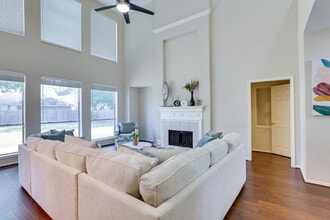 5911 Indian Hills Ln in Sugar Land, TX - Building Photo - Building Photo