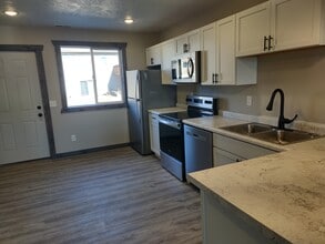 812 E 5th St, Unit #2 in Canton, SD - Building Photo - Building Photo