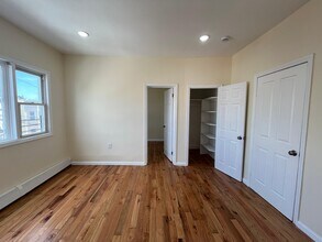 151 Myrtle Ave, Unit 2 in Jersey City, NJ - Foto de edificio - Building Photo