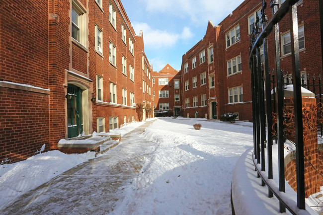 1320 W Estes Ave in Chicago, IL - Foto de edificio - Building Photo
