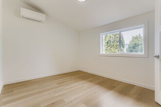 5021 SE Haig St in Portland, OR - Building Photo - Building Photo