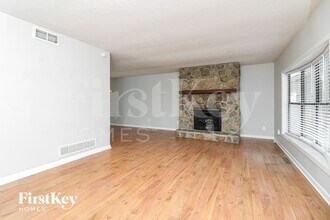 1006 Hicksmil Ct SW in Marietta, GA - Foto de edificio - Building Photo