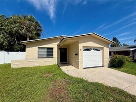 4218 Des Moines St NE in St. Petersburg, FL - Building Photo