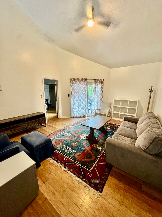 111 E 6th St, Unit E in Bloomington, IN - Building Photo - Building Photo