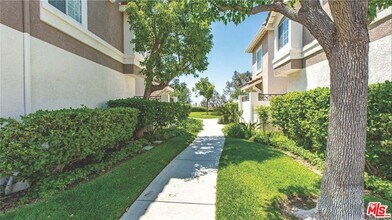 1055 S Dewcrest Dr in Anaheim, CA - Building Photo - Building Photo